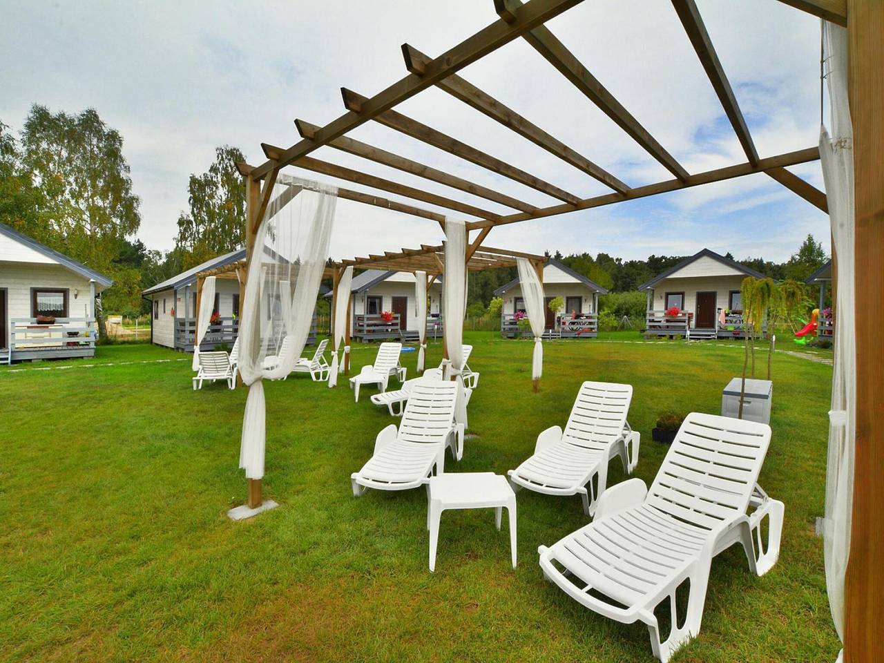 Ferienhäuser mit Pool und Whirlpool in Powiat Sławieński
