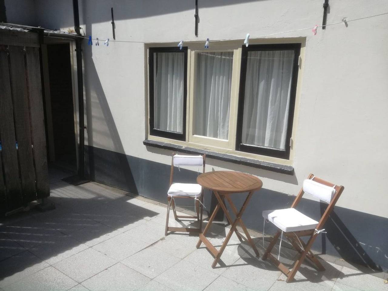 "Emmastraat" mit Terrasse in Katwijk, Niederländische Nordsee