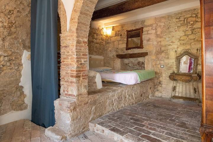 Entire apartment, Apartment 'Un Pezzo di Storia vicino al Mare' with Garden in Rosignano Marittimo, Etruscan Coast