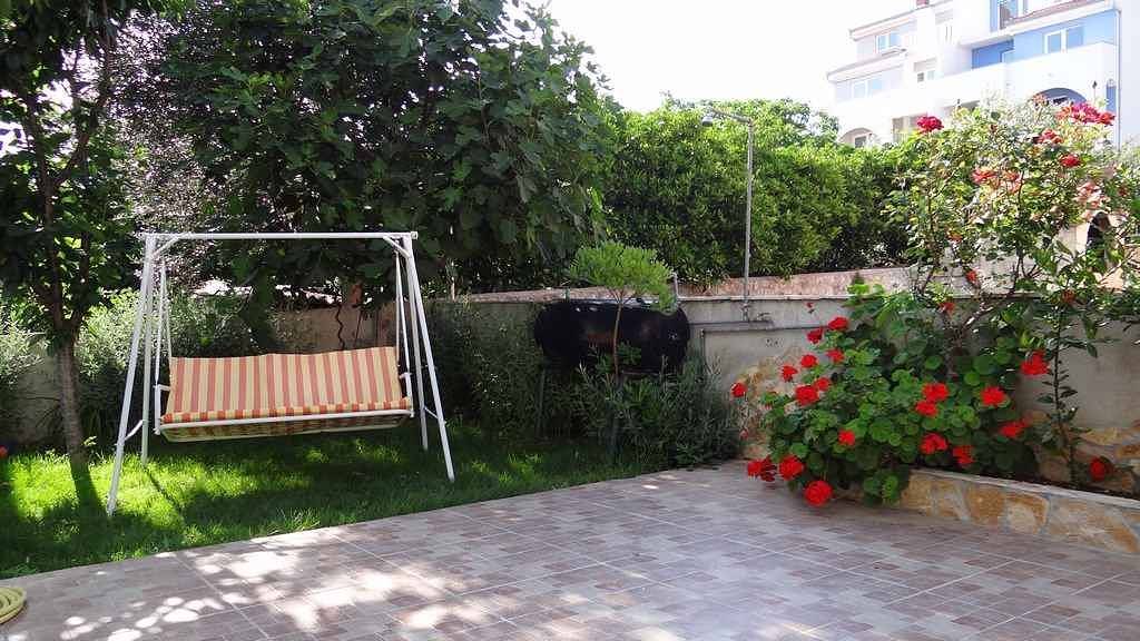 Hel ferieleilighet, Holiday apartment 120 m from the beach, with barbecue facilities in Okrug Gornji, Čiovo