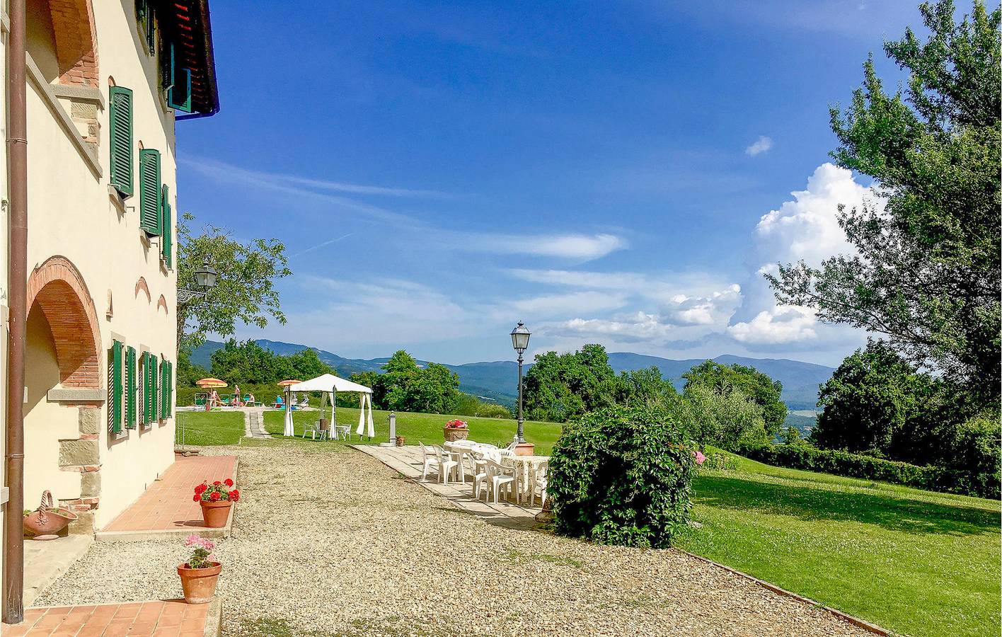 Ganze Ferienwohnung, Poppi Poolside Retreat: Parkplatz, Wifi & Stadtzentrum 1.5km in Poppi, Casentino