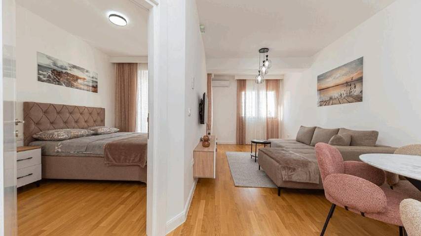 Ferienwohnung für 4 Personen, mit Balkon und Terrasse in Bar