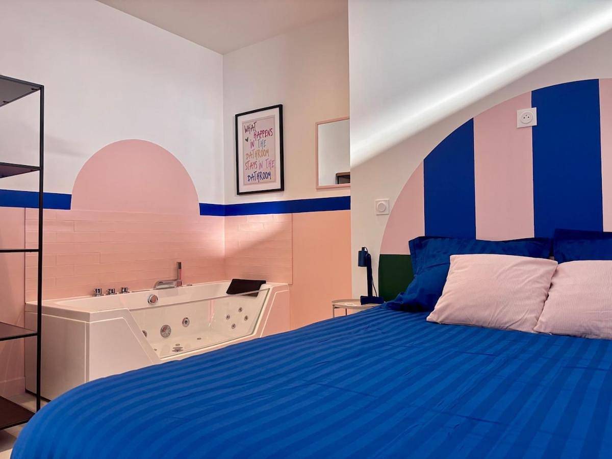 Appartement entier, Appartement Thème Années 60' l Baignoire Jets l Clim l Netflix in Castres, Région de Castres