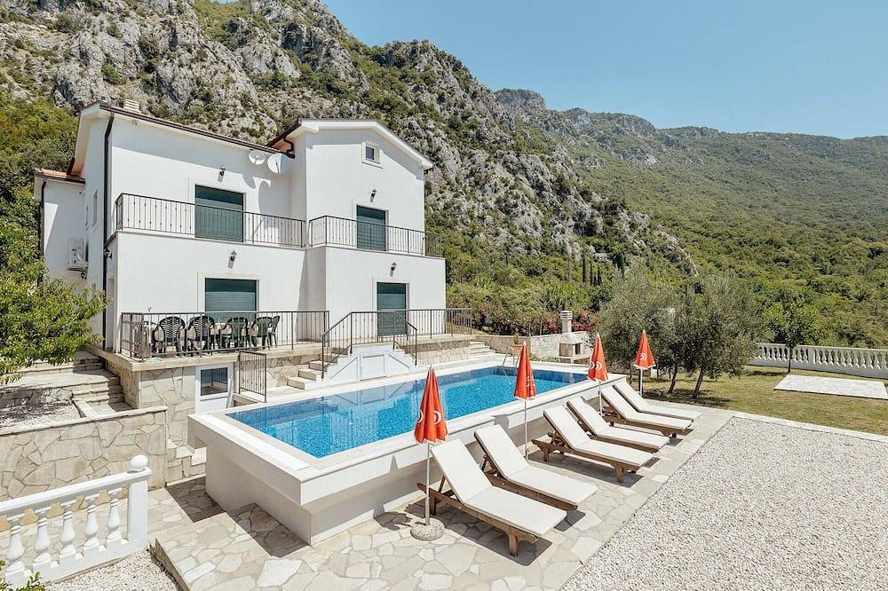 Cozy home in Herceg Novi in Podi-Sasovići, Bay of Kotor
