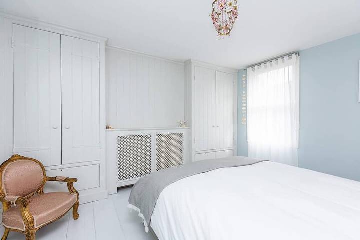 Boatswains Cottage is a charming two-bedroom cottage, close enough to the sea to hear the gulls. in Whitstable, Kent