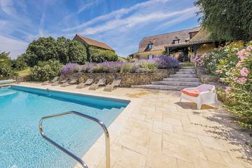 Location de vacances pour 12 personnes, avec jardin à Sergeac