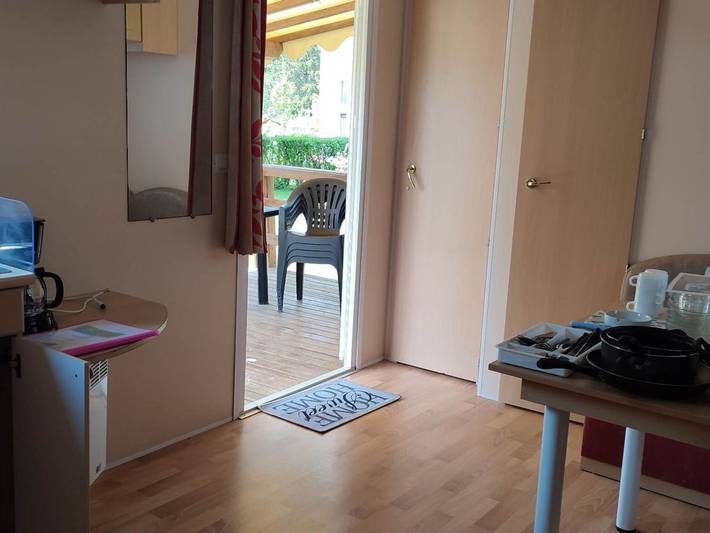 Camping pour 4 personnes, avec terrasse dans Région de Besse-et-Saint-Anastaise - 3