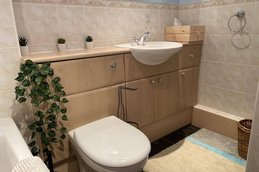 Entire apartment, Beautiful central studio flat in town with sea views & parking. Pet friendly. in Bognor Regis, West Sussex
