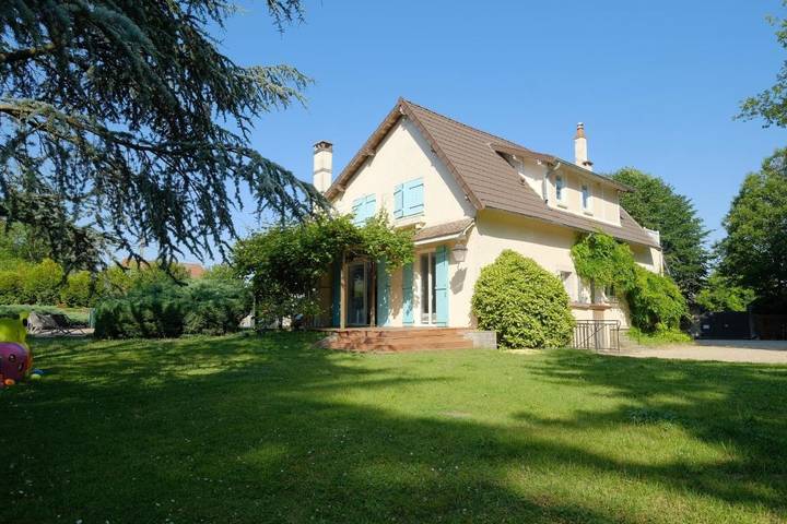 Location de vacances pour 12 personnes, avec jardin ainsi que vue et piscine, adapté aux familles à Barbizon - 3