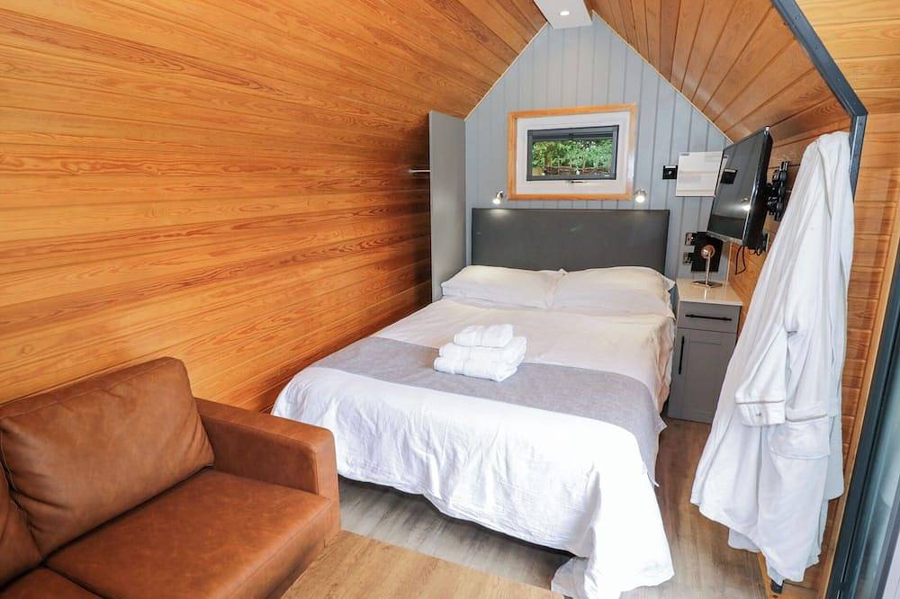 Willow Lodge At Bridge Lake Farm & Fishery, romantic in Chacombe in Chacombe, Northamptonshire