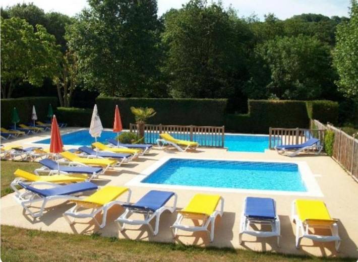 Camping pour 4 personnes, avec Terrasse ainsi que Jardin et Piscine