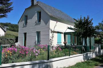 Gîte pour 6 personnes, avec terrasse et jardin à La Tour-d'Auvergne