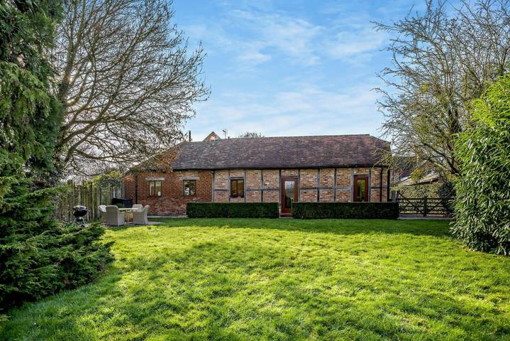 Log cabin for 4 people, with garden, with pets in Worcestershire