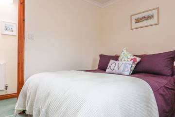 Log Cabin for 4 People in Padstow, Cornwall, Photo 4