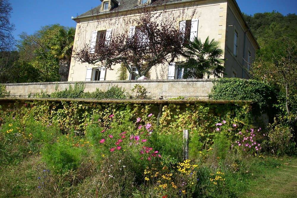 Spacious house with swimming pool in Dordogne Sarlat Perigord and Souillac in Calviac-en-Périgord, Périgord Noir