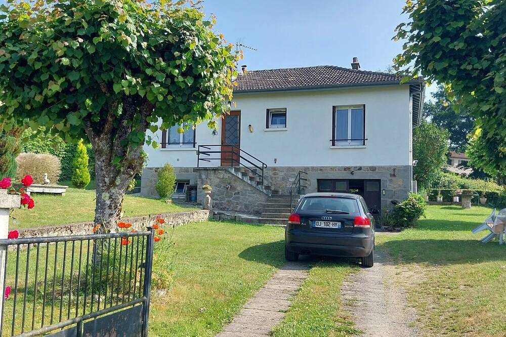 Gite\nmaison individuelle 6 couchages\nanimal domestique accepté\nwifi \nlac 10mn in Lacapelle-Viescamp, Région d'Aurillac