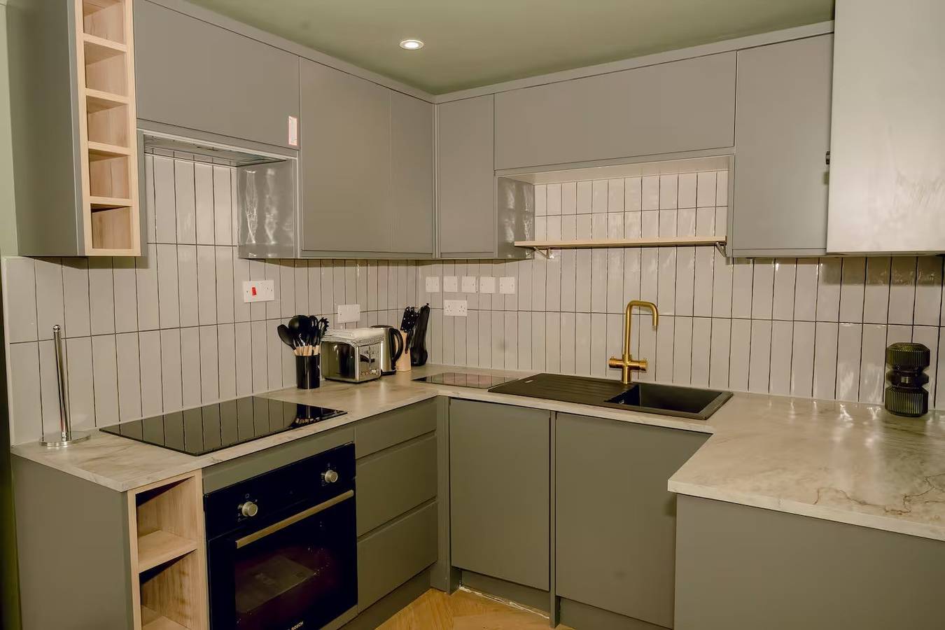 Entire holiday apartment, 1 Bedroom Apartments Sleeps 3 - Balcony - Pets Ok in Carbis Bay, Cornwall