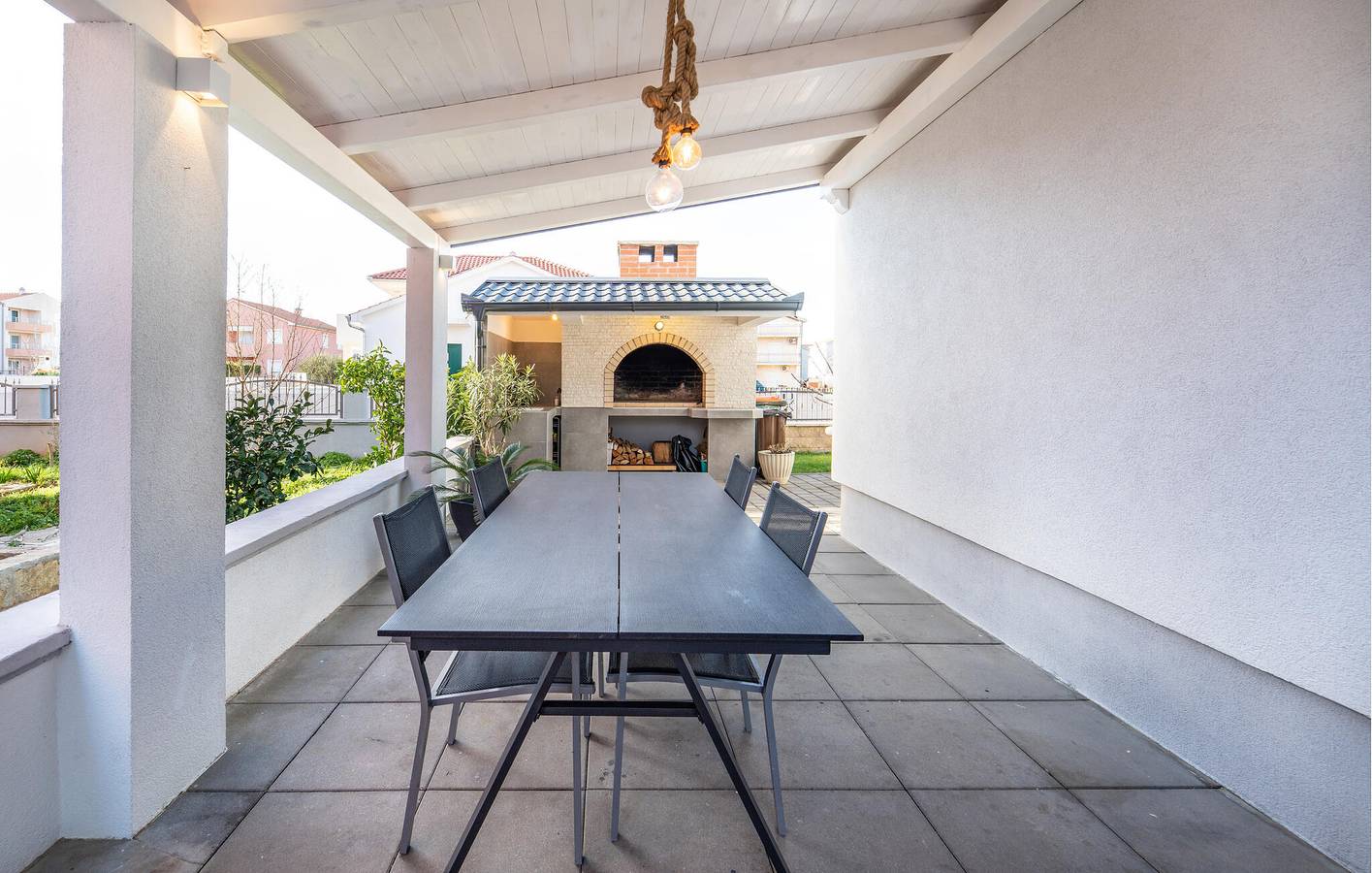 Appartement de vacances entier, Appartement confortable avec terrasse et Wi-Fi, à 1 km de la plage ! in Biograd na Moru, Région de Zadar