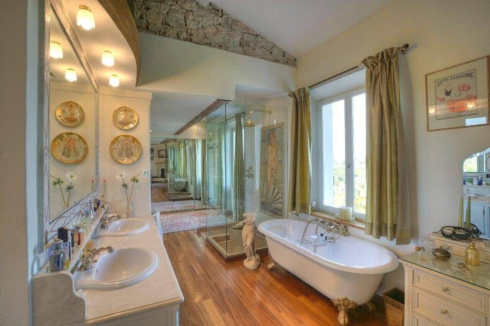 Stunning, stone-built, recently renovated Bastide with private pool. in Roquefort-les-Pins, Cannes region