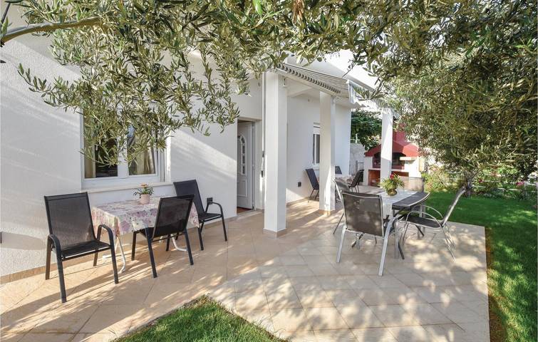 Ganze Ferienwohnung, Apartment am Meer mit Pool und WLAN, nur 300 m vom Juto-Strand entfernt in Mimice, Omis-Riviera