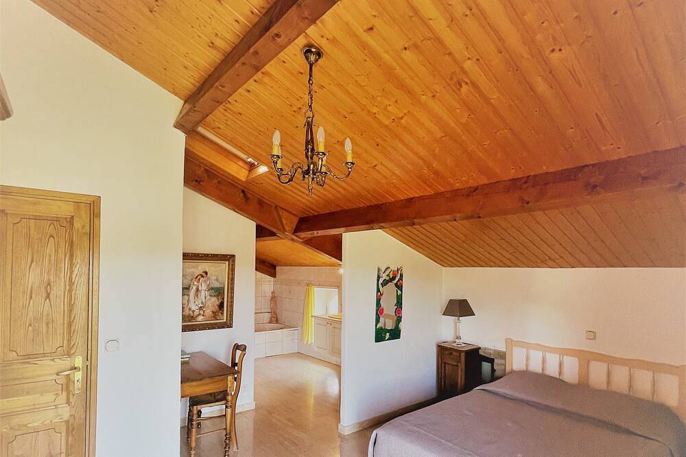 Mas Des Oliviers - Mas typiquement provençal rénové avec goût et piscine privée in Les Salelles, Parc naturel régional des Monts d'Ardèche