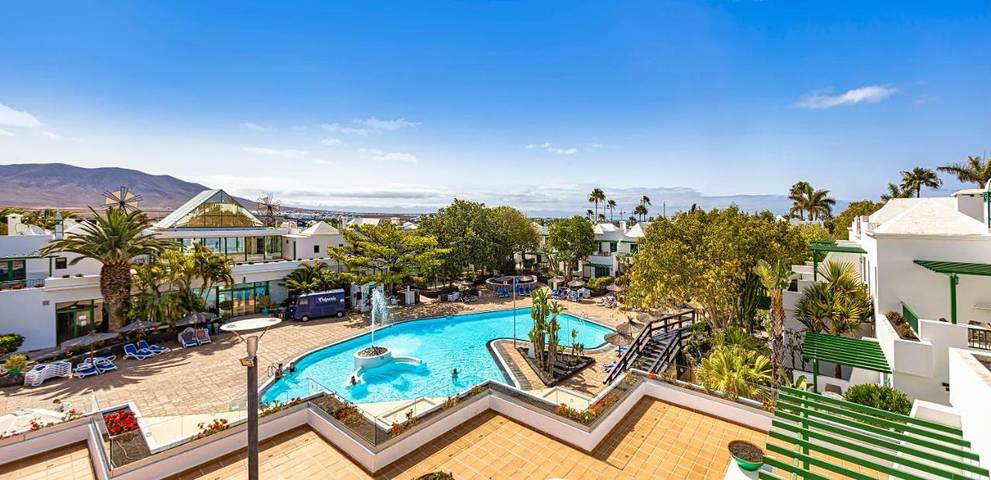 Hôtel pour 4 personnes, avec piscine ainsi que jardin et bassin pour enfant