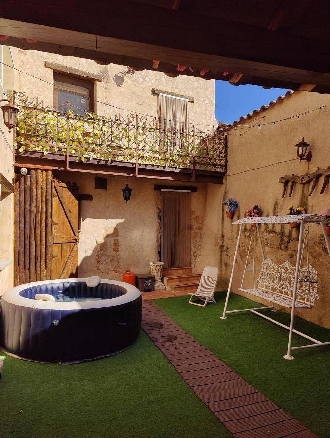 Casa rural para 6 personas, con Balcón y Jacuzzi además de Terraza y Jardín en Tierra del Vino