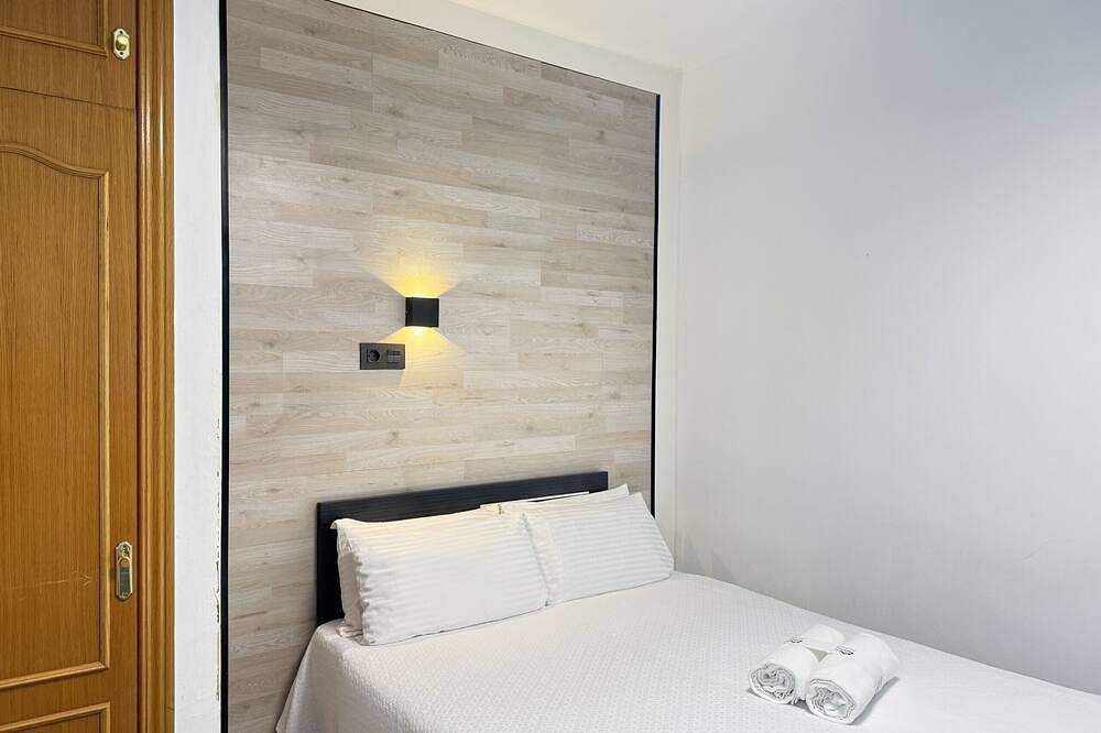 Bright Double Room with Bathroom Gran Via | R101 in Centro (Madrid), Madrid