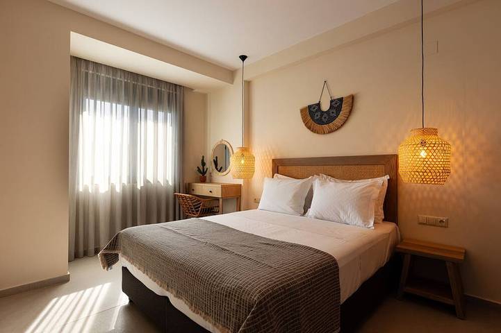 Geheel appartement, Seaside Apartment with Private Roof Garden & Jacuzzi - 100m from the Beach in Rethymno en omgeving