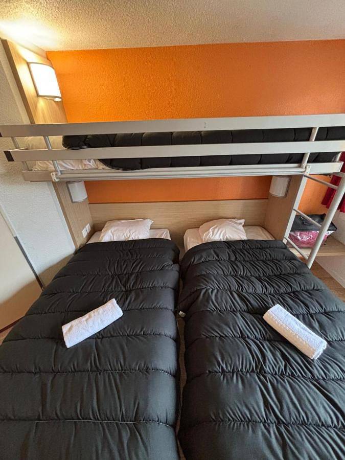 Triple Room (1 Double Bed + 1 Bunk Bed) in Fontenay-Trésigny, Seine-et-Marne