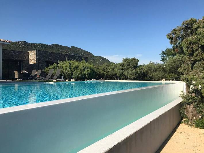 Location de vacances pour 4 personnes, avec jardin ainsi que piscine et vue dans Pic Saint-Loup