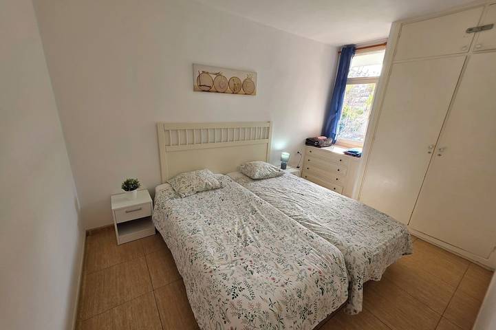 Appartement entier, Appartement Jacaranda avec piscine, seulement 200 mètres de la mer et plage,wifi in Playa de las Américas, Arona