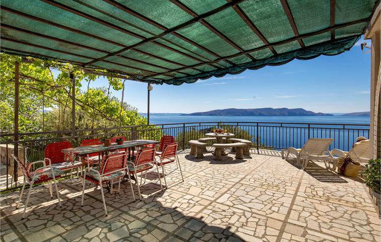 Ganze Ferienwohnung, Gemütliche 2-Zimmer-Wohnung mit Terrasse, 700 m vom Strand entfernt in Sveti Juraj, Naturpark Velebit