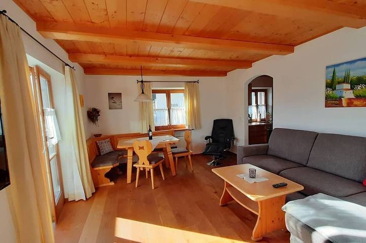 Entire apartment, Three-room vacation apartment (2) 60 square meters, large bathroom, separate bedroom, kitchen, balcony in Reit im Winkl, Bavarian Alps
