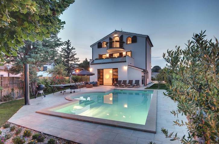 Villa für 11 Personen, mit Balkon und Terrasse sowie Garten und Pool in Fazana