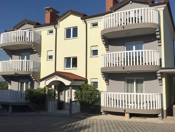Ferienwohnung für 5 Personen, mit Balkon und Terrasse sowie Garten