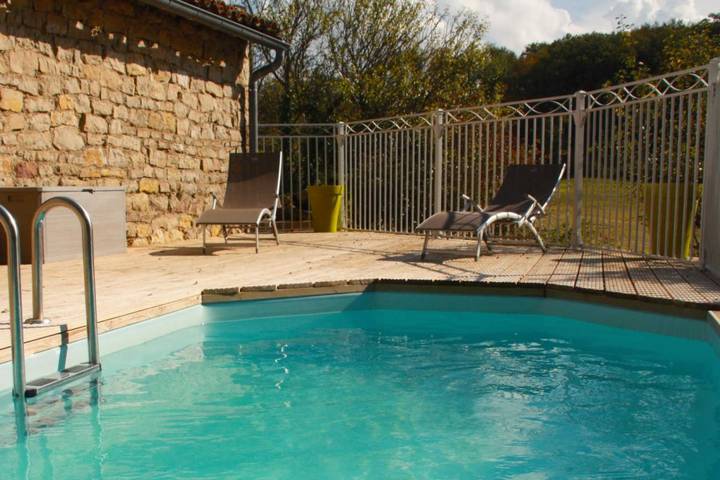 Gîte pour 6 personnes, avec piscine ainsi que terrasse et jardin