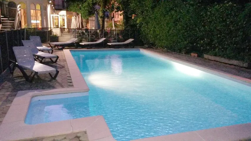 Hotel para 2 personas, con jardín y piscina, Se admiten mascotas - 1