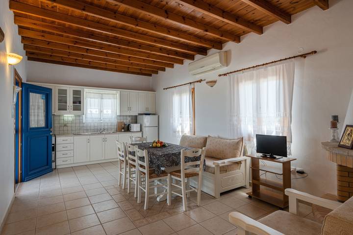 Maison de vacances "Maria's Village Two Bedroom House 1" avec vue sur la mer, balcon et Wi-Fi in Aliki, Paros