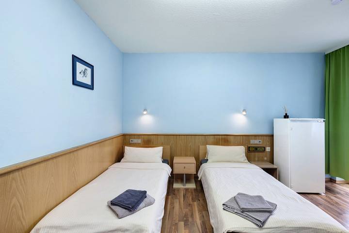 'Zimmer 18' mit Privatterrasse, Gemeinschaftsgarten und Wlan in Markt Erlbach, Romantische Straße