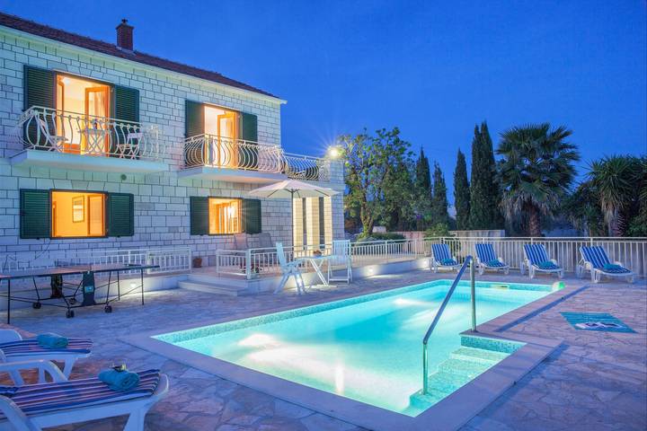Villa for 10 personer, med have i Brac