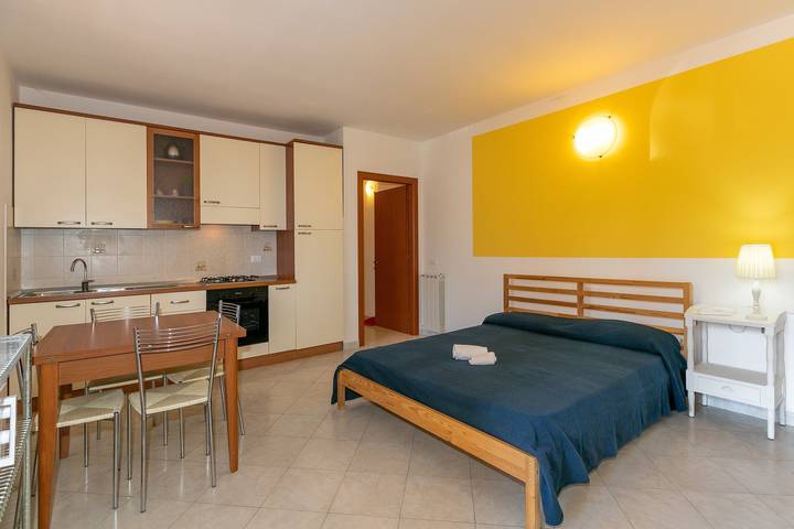 Appartamento intero, Appartamento 'Monolocale Colorino' con terrazza, piscina condivisa e Wi-Fi in Suvereto, Costa degli Etruschi
