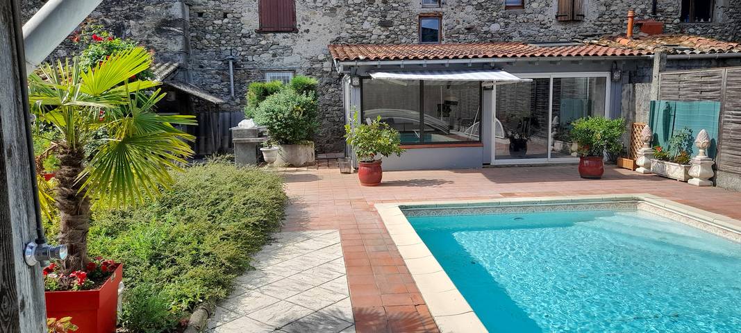 Gîte pour 6 personnes, avec piscine ainsi que jardin et terrasse à Prat-Bonrepaux