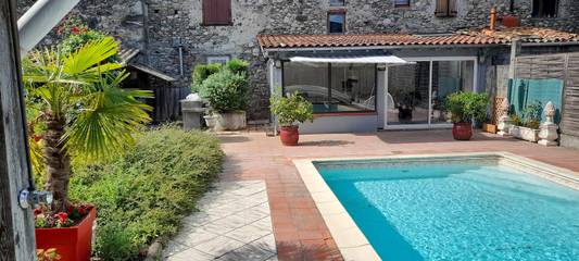 Gîte pour 6 personnes, avec terrasse ainsi que jardin et piscine à Prat-Bonrepaux