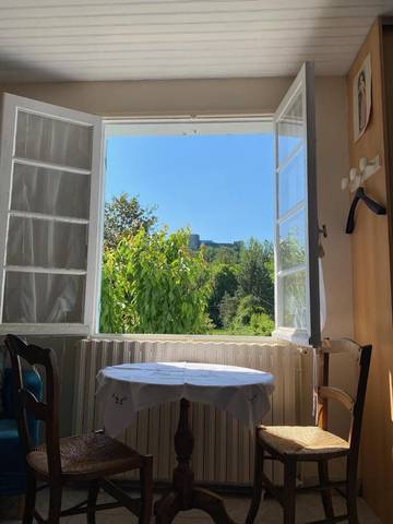 Location de vacances pour 2 personnes, avec vue et jardin à Sauveterre-la-Lémance