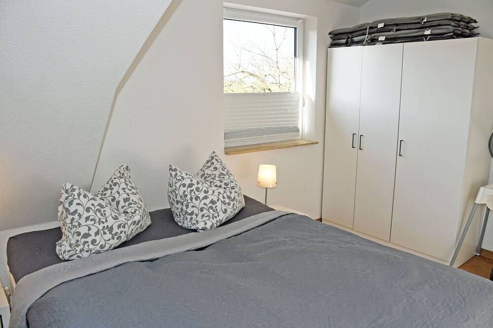 Ganze Wohnung, Ferienwohnungen in Lipsitz auf Rügen - Ferienwohnung Rapsblüte mit Kamin und in Thesenvitz, Bergen auf Rügen