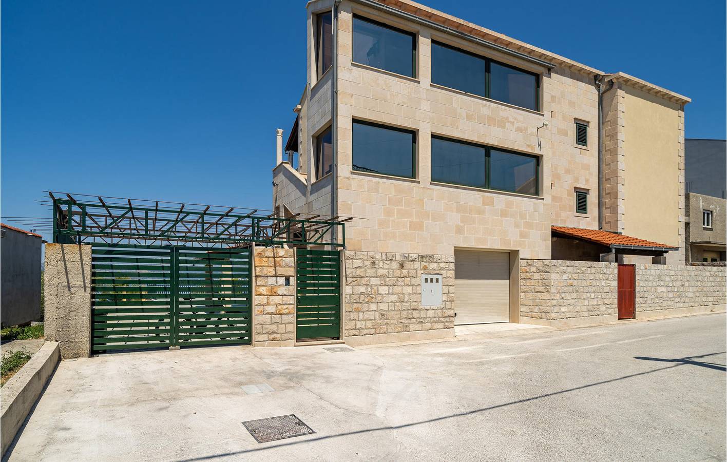 Charming 2-Bedroom Apartment with Pool, Wi-Fi, 500m to Beach in Cavtat, Cavtat (Dalmatia)