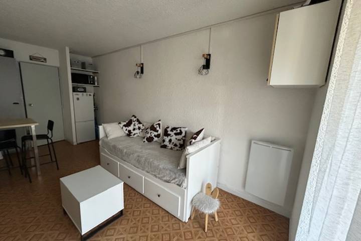 Ganzes Studio, South-facing terrace studio in resort center in Le Sauze, Enchastrayes