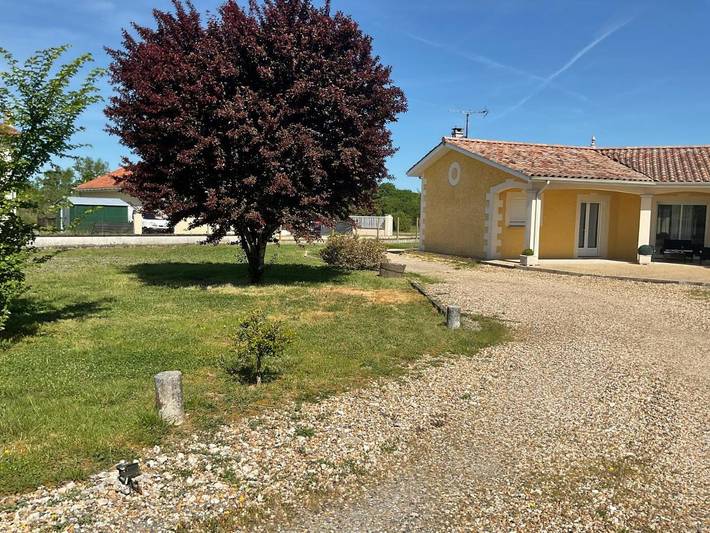 Gîte pour 6 personnes, avec jardin ainsi que vue et piscine à Le Pizou - 3