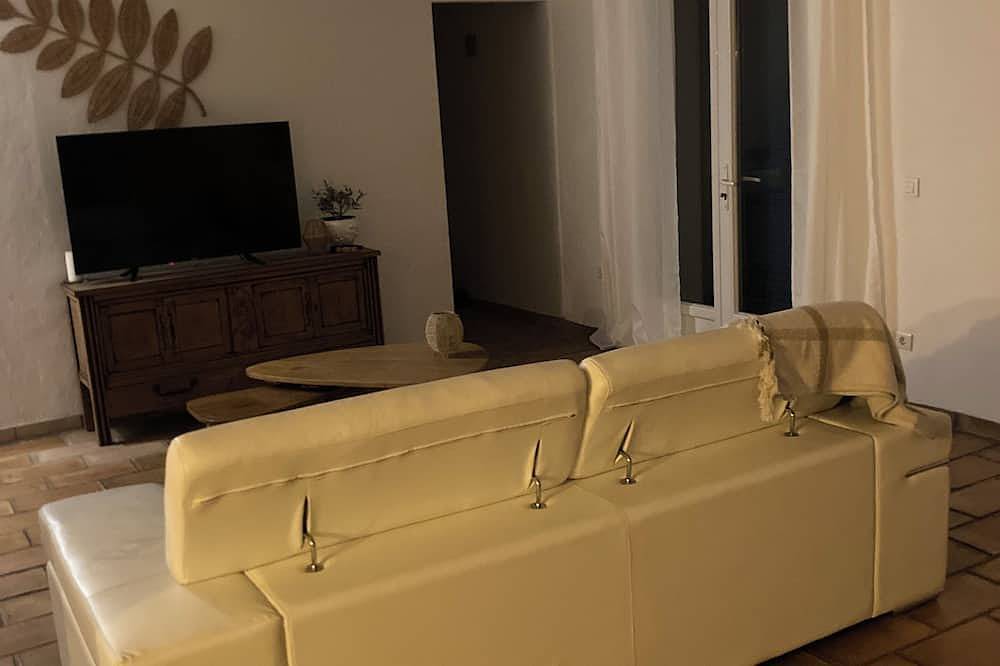 House sleeps 6 possibility8 in exceptionally quiet south-facing location in Le Rouret, Region de Cannes